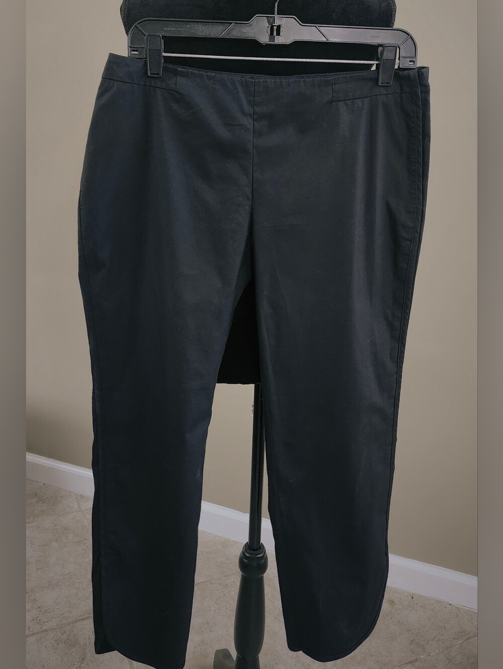 BERGDORF GOOMAN Women's black anklet pants size 8